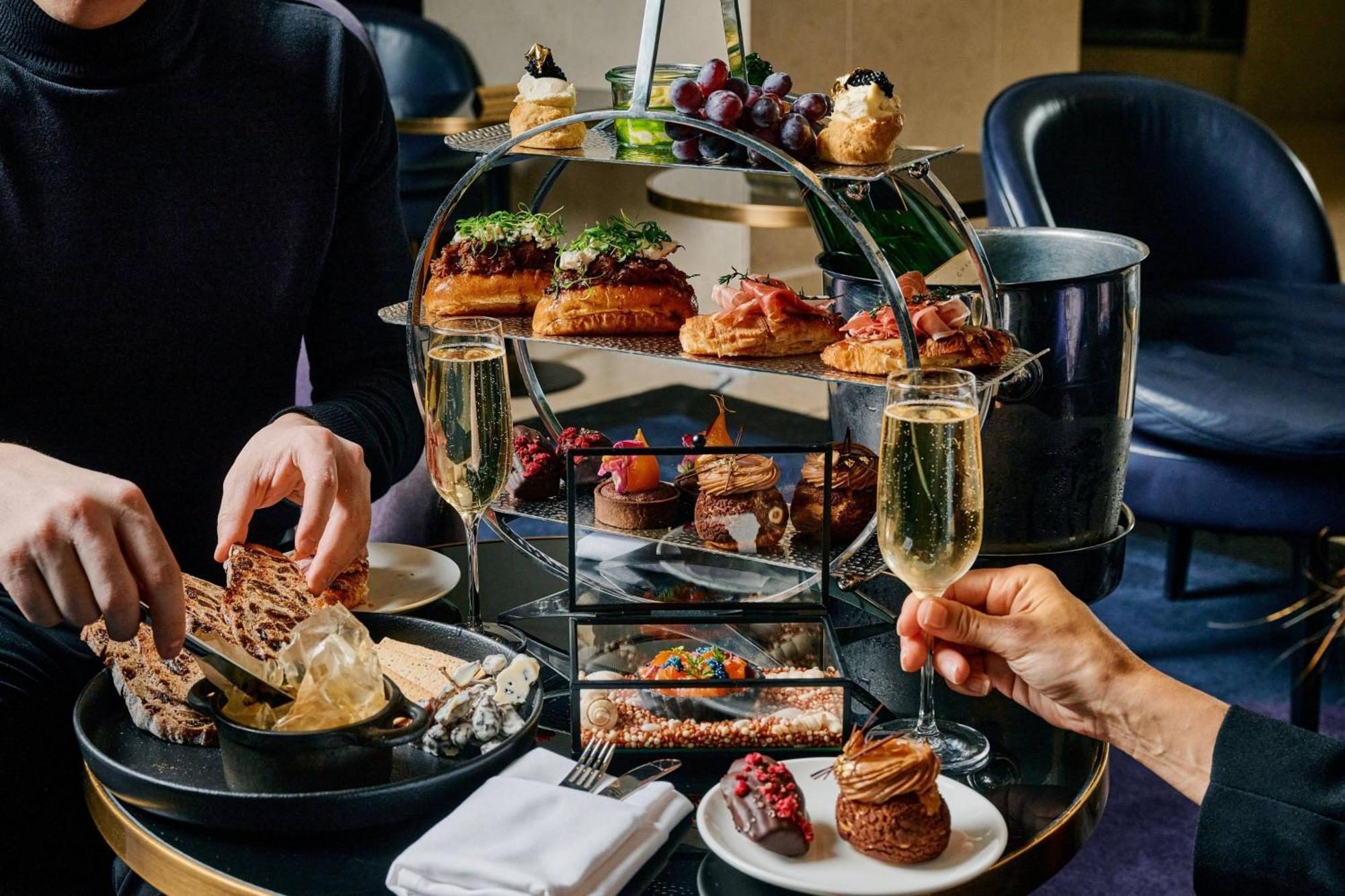 The Westin Melbourne Hotel Екстериор снимка Afternoon tea at the Mandarin Oriental, London